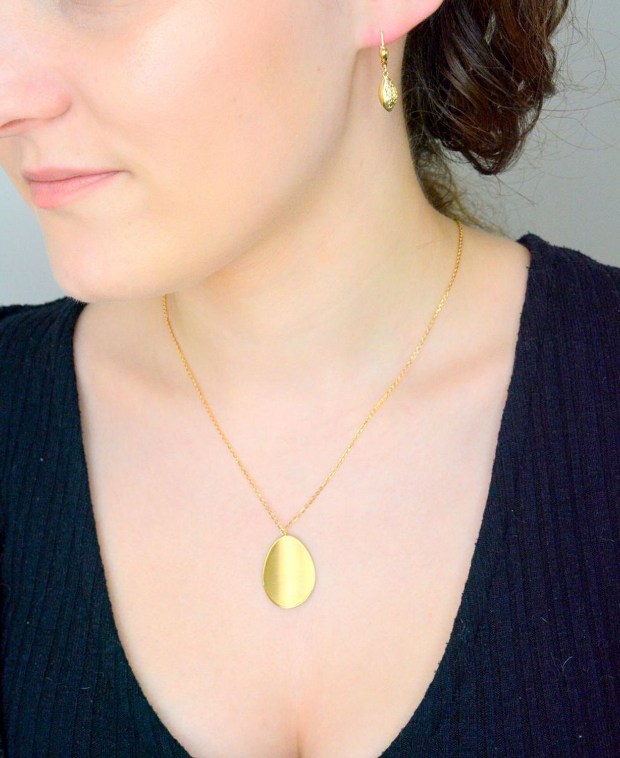 Złoty naszyjnik damski z satynową owalną zawieszką Blaszka 585 C GA 177 0690. Złoty naszyjnik 585 celebrytka z zawieszką geometryczną. 2.jpg